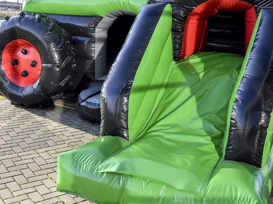 Springkussen Tractor met glijbaan (overdekt)
