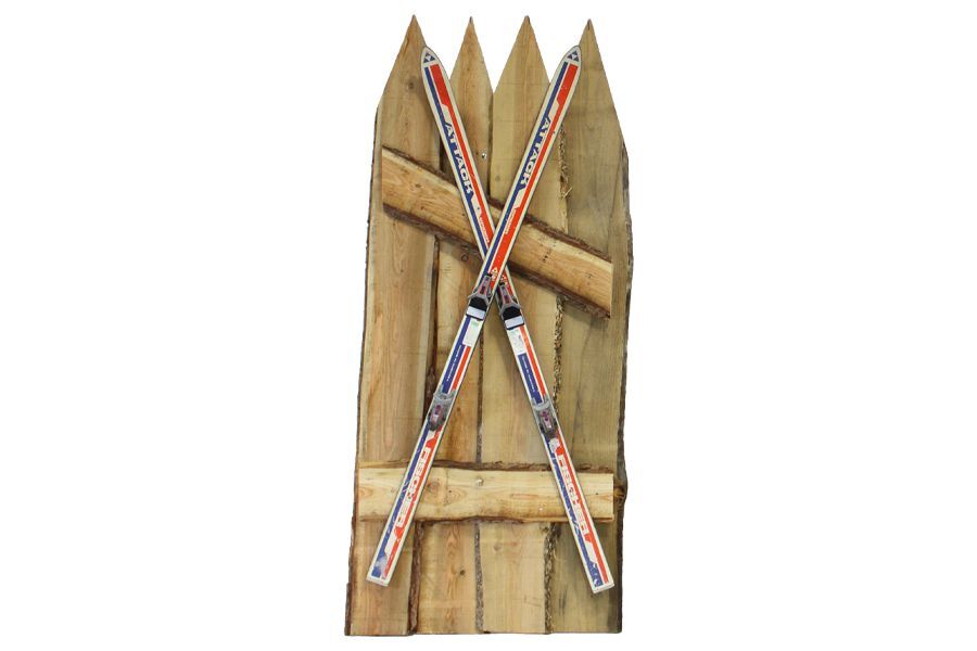 Houten decorpaneel met ski’s