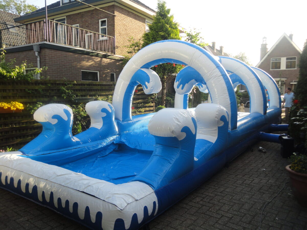 Buikschuifbaan met zwembad