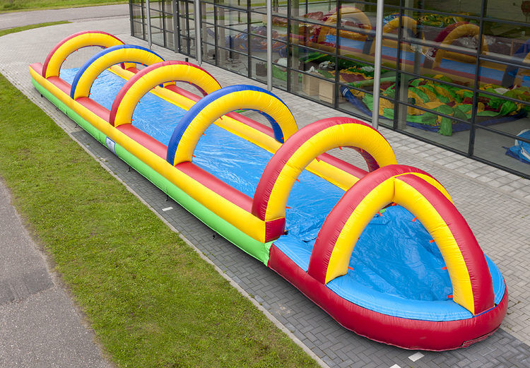 Buikschuifbaan met zwembad